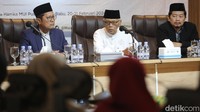 Ketua MUI Bidang Dakwah KH Cholil Nafis, Ketua Umum MUI KH Anwar Iskandar dan Ketua Komisi Dakwah MUI, KH Ahmad Zubaidi saat memberikan pembekalan kepada dai di kantor pusat MUI, Jakarta, Selasa (20/2/2024).