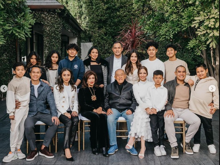 Nia Ramadhani bersama keluarga besar Bakrie