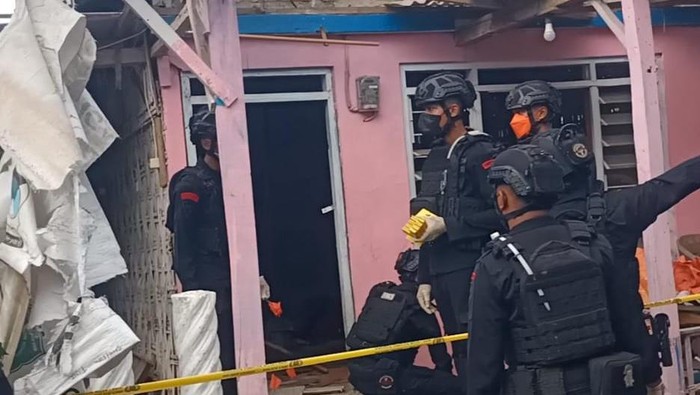 Olah TKP ledakan di rumah Ketua KPPS di Pamekasan.