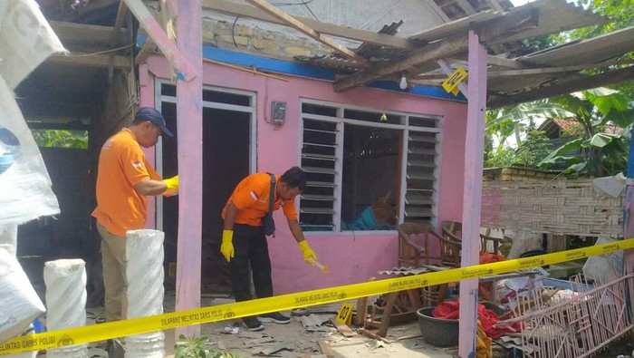Olah TKP ledakan di rumah Ketua KPPS di Pamekasan.