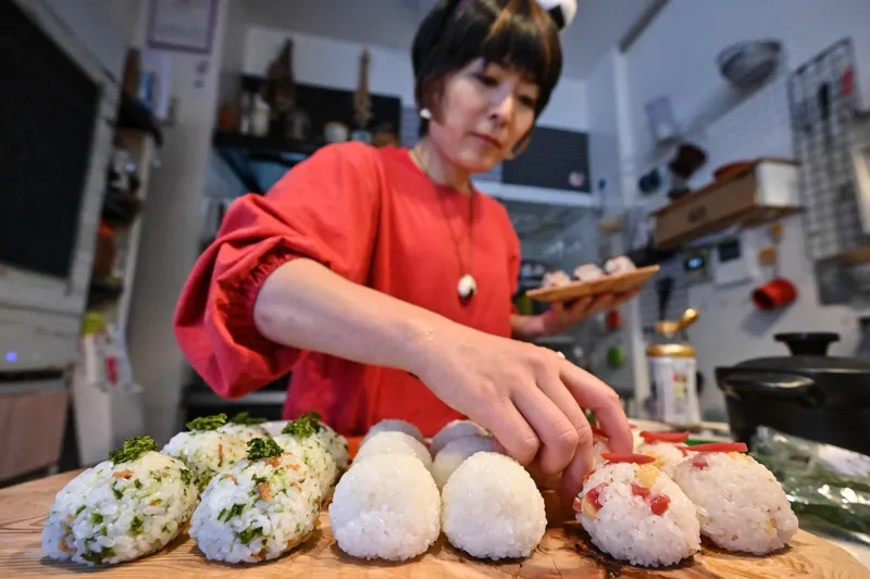 Onigiri lagi ngetren di Jepang, orang rela antri hingga 8 jam!