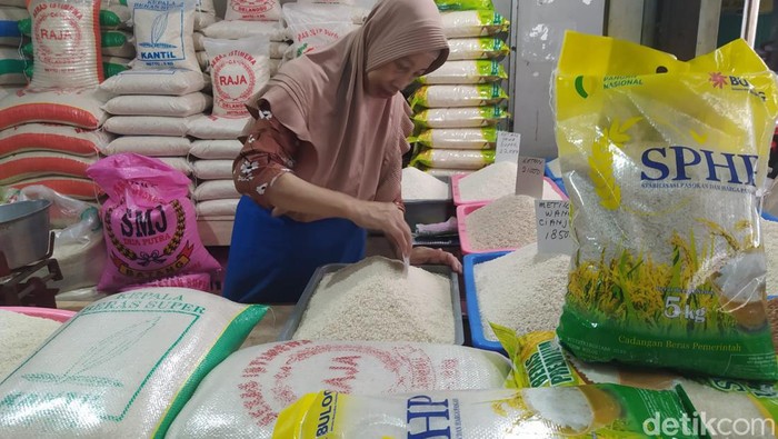 Operasi pasar beras melalui pasar tradisional di Magelang, Selasa (20/2/2024).