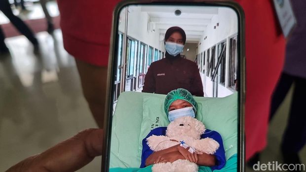 Pamuji Rahayu Wilujeng, ibu Gayu Laondeng Putri pasien transplantasi ginjal di RSPAL dr Ramelan Surabaya.