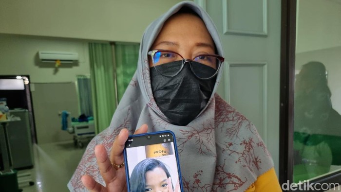 Pamuji Rahayu Wilujeng, ibu Gayu Laondeng Putri pasien transplantasi ginjal di RSPAL dr Ramelan Surabaya.