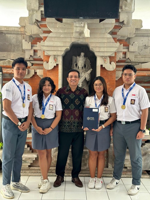 Para siswa SMAN 1 Denpasar yang meraih medali emas dengan aplikasi Soul Sync. (dok. Putu Mayvil Widya Handayani)
