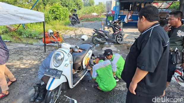 Para siswa SMK YPI Darussalam 1 Cerme melakukan servis gratis.