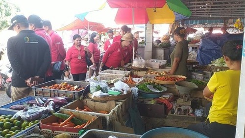 Disperindag Kabupaten Tabanan saat melakukan survei ke Pasar Dauh Pala.