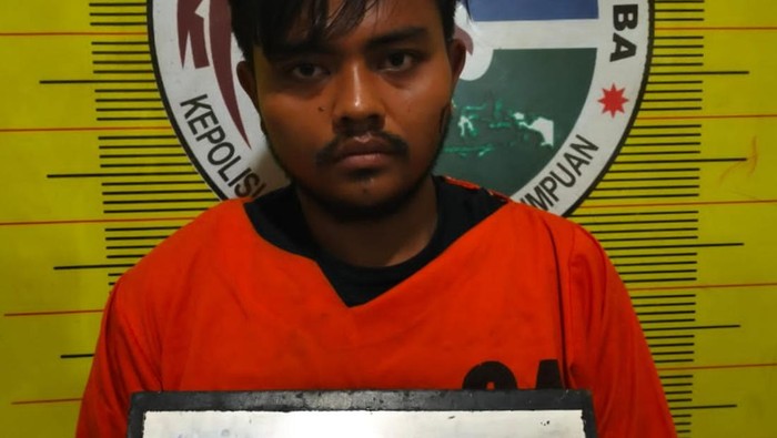 Pelaku Dodi saat diamankan di kantor polisi. (Dok. Polres Padangsidimpuan)