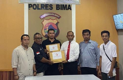 Pelimpahan dua berkas perkara oleh Sentra Gakkumdu kepada polisi terkait kasus perusakan TPS dan pembakaran logistik pemilu di Kecamatan Parado, Kabupaten Bima, NTB, Senin (19/2/2024). (Dok. Sentra Gakkumdu Kabupaten Bima)