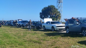 Dalam rangkaian kendaraan yang membawa detikINET, banyak juga masyarakat lokal dari komunitas penggemar antariksa. Foto: Fitraya Ramadhanny/detikcom