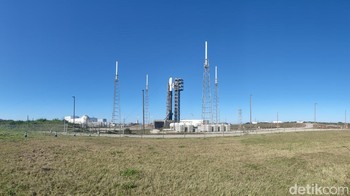 Dalam pengumuman SpaceX inilah tempat peluncuran Satelit Merah Putih 2. Akhirnya itulah dia, tampak satelit terbaru dan tercanggih PT Telkom itu berdiri tegak di sana. Foto: Fitraya Ramadhanny/detikcom