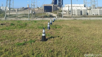 Kami semua diberikan waktu sekitar 45 menit untuk memotret Satelit Merah Putih 2. Setelah itu, kami semua meninggalkan Space Launch Complex 40. Area harus dikosongkan menjelang peluncuran.Foto: Fitraya Ramadhanny/detikcom