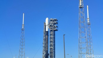 Penampakan satelit Merah Putih 2 di landasannya sebelum diterbangkan. Foto: Fitraya Ramadhanny/detikcom