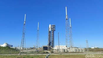 Tampak Satelit Merah Putih 2 di dalam pod putih sudah berada di pucuk roket Falcon 9. Roket ini memiliki 2 pendorong. Pendorong pertama untuk lepas landas sampai ke atmosfer lalu kembali ke landasan. Pendorong kedua membawa satelit menuju orbit. Foto: Fitraya Ramadhanny/detikcom