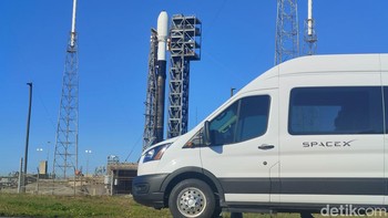 Tim SpaceX membawa detikINET dan sejumlah wartawan ke lokasi peluncuran Satelit Merah Putih 2. Foto: Fitraya Ramadhanny/detikcom