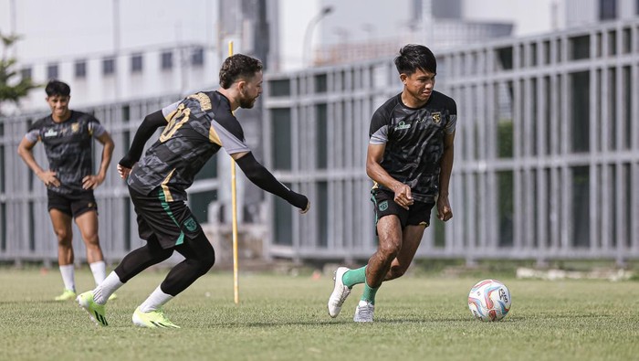 Pemain Persebaya berlatih