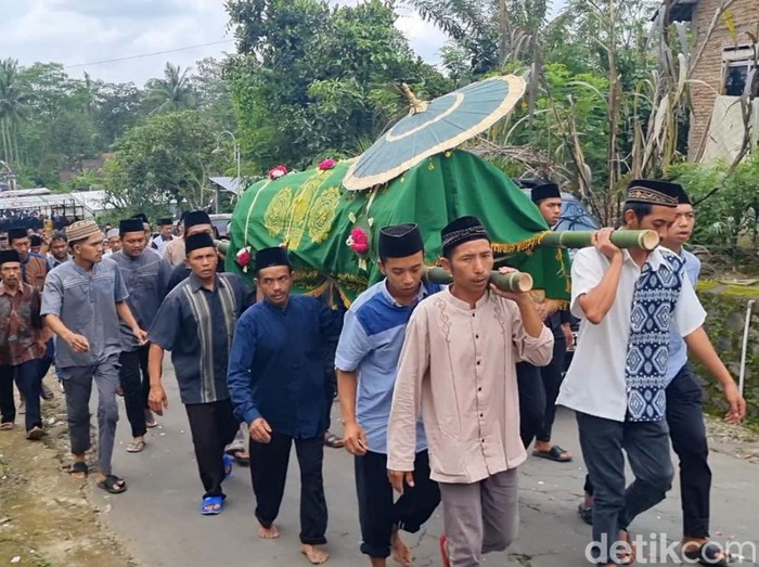 Pemakaman almarhumah Giyanti, anggota KPPS di TPS 6 Desa Gubug, Kecamatan Cepogo, Kabupaten Boyolali, Selasa (20/2/2024).