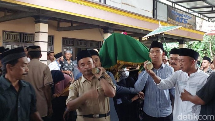 Jenazah almarhumah Giyanti, anggota KPPS TPS 6 Desa Gubug, Kecamatan Cepogo, Kabupaten Boyolali, diberangkatkan ke pemakaman Selasa (20/2/2024) siang.