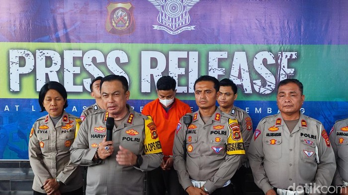 Pemobil yang tabrak lari pengemudi ojek online dan penumpangnya hingga tewas jadi tersangka.