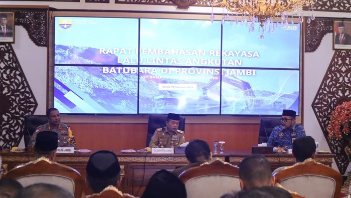 Pemprov Jambi melakukan rapat dengan beberapa unsur Forkompinda di Jambi agar skema pembukaan jalan umum bagi angkutan batubara tidak tumpang tindih