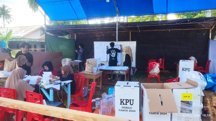 Pemungutan suara Pemilu 2024 di TPS Mamuju, Sulbar.