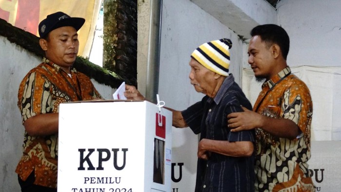 Seorang warga melihat daftar calon anggota Dewan Perwakilan Daerah (DPD) RI saat pemungutan suara ulang Pemilu 2024 di TPS 006 Desa Losari, Kecamatan Ploso, Kabupaten Jombang, Jawa Timur, Selasa (20/2/2024). Pemungutan suara ulang pilpres dan DPD RI di TPS tersebut dilakukan karena saat penghitungan suara pada pemilu 14 Februari 2024 ditemukan adanya selisih 21 suara. ANTARA FOTO/Syaiful Arif/tom.