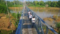 Kementerian PUPR membangun sejumlah jembatan gantung di Indonesia. Jembatan gantung yang dibangun memiliki ukuran terpendek 42 meter dan terpanjang 150 meter yang tersebar di berbagai wilayah Indonesia.