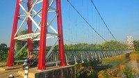 Adanya jembatan gantung tersebut sebagai akses penghubung antardesa yang mempermudah mobilitas orang, jasa, dan logistik.   