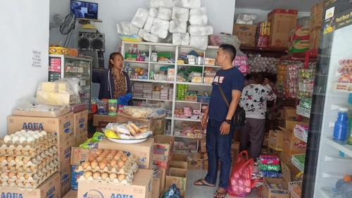 Penyidik Polsek Kediri mendatangi warung lokasi pencurian di Banjar Pasekan, Desa Kaba-kaba, Kecamatan Kediri, Tabanan, Bali.