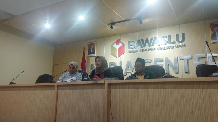Perkumpulan Indonesia untuk Buruh Migran Berdaulat Migrant Care di Bawaslu. (Brigitta/detikcom)