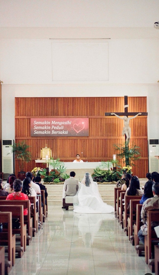 Upacara pemberkatan pernikahan Christ dan Marcella berlangsung secara tertutup dengan dihadiri anggota keluarga serta kerabat dekat kedua belah pihak. Foto: Instagram/@christlaurent