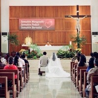 Upacara pemberkatan pernikahan Christ dan Marcella berlangsung secara tertutup dengan dihadiri anggota keluarga serta kerabat dekat kedua belah pihak. Foto: Instagram/@christlaurent