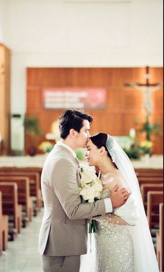 Untuk pemberkatan pernikahan di gereja Christ tampil gagah mengenakan setelan jas berwarna coklat, sementara Marcella terlihat cantik dalam balutan gaun pengantin putih dari Maretta Oei. Penampilan Marcella juga dlengkapi dengan veil yang cukup panjang. Foto: Instagram/@christlaurent