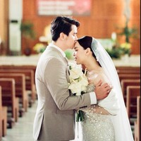 Untuk pemberkatan pernikahan di gereja Christ tampil gagah mengenakan setelan jas berwarna coklat, sementara Marcella terlihat cantik dalam balutan gaun pengantin putih dari Maretta Oei. Penampilan Marcella juga dlengkapi dengan veil yang cukup panjang. Foto: Instagram/@christlaurent