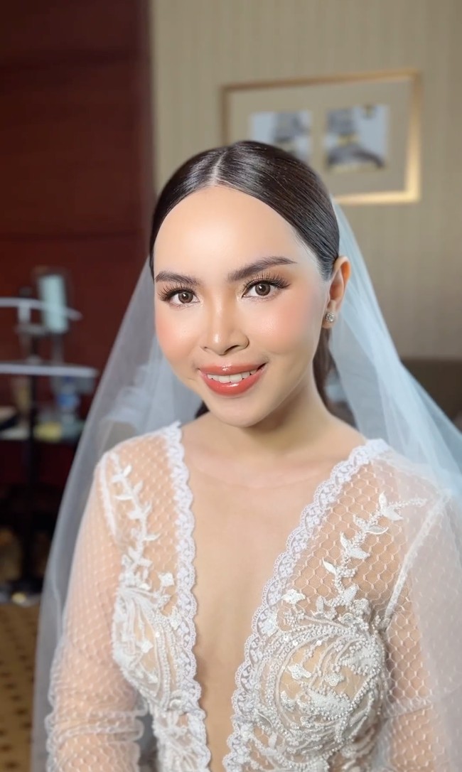 Cantik mempesona dengan clean makeup look, Marcella mempercayakan riasan wajahnya itu kepada Minar Beauty. Rambutnya tampak simpel tertata rapih dicepol ke belakang. Foto: Instagram/@minarbeauty