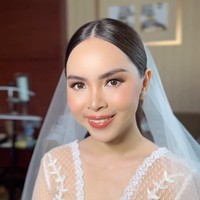 Cantik mempesona dengan clean makeup look, Marcella mempercayakan riasan wajahnya itu kepada Minar Beauty. Rambutnya tampak simpel tertata rapih dicepol ke belakang. Foto: Instagram/@minarbeauty