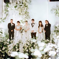 Dekorasi resepsi pernikahan Christ dan Marcella tampak mewah dan elegan bertabur bunga yang didominasi warna putih. Christ dan Marcella juga kompak mengenakan busana putih senada dengan dekorasi pernikahannya. Foto: Instagram/@christlaurent