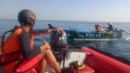 Petugas melakukan pencarian terhadap melayan hilang. (Dok SAR Mataram)