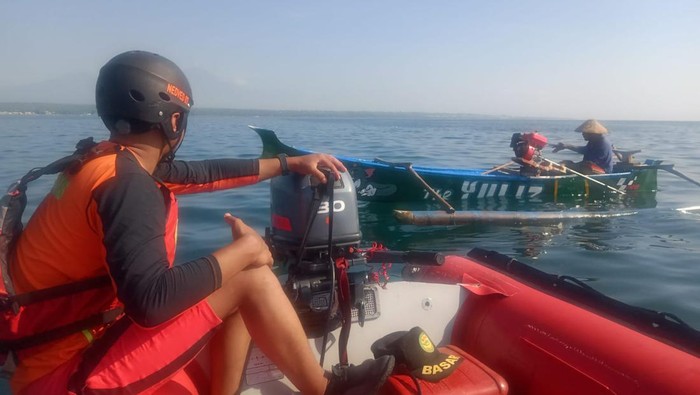 Petugas melakukan pencarian terhadap melayan hilang. (Dok SAR Mataram)