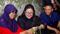 Selain itu, ada juga keseruan Pinka saat belajar membuat ketupat bersama masyarakat. Ia tak menyangka bisa membuat kulit ketupat dalam waktu di bawah 30 detik. Foto: Instagram @dpophaprani