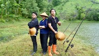 Tak kalah seru, dalam momen tersebut Pinka bersama dengan Thariq Halilintar dan Harris Vriza juga memancing di sungai. Foto: Instagram @dpophaprani