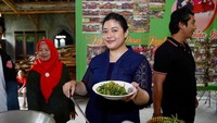 Ini momen Pinka ketika membantu menumis sayuran. Ia juga memperlihatkan tumisan sayuran yang dibuatnya. Foto: Instagram @dpophaprani