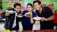 Tak hanya sendiri, Pinka juga ditemani oleh Thariq Halilintar dan Haris Virza. Begini keseruan mereka saat memamerkan menu makanannya. Foto: Instagram @dpophaprani