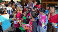 Sebagai politikus muda, Pinka kerap terlibat kegiatan bersama masyarakat. Salah satunya membagikan jajanan dalam rangka Hari Anak Nasional. Foto: Instagram @dpophaprani