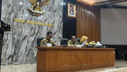 Pj Gubernur NTB Lalu Gita Ariadi (tengah) saat konferensi pers di Gedung Sangkareang Kompleks Kantor Gubernur NTB pada Selasa (20/2/2024). (Foto: Helmy Akbar/detikBali)