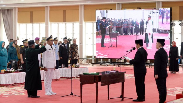 Pj Gubsu Hassanudin melantik Faisal Hasrimy sebagai Pj Bupati Langkat (Dok. Diskominfo Pemprov Sumut)