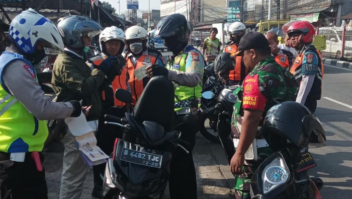 Polisi tilang pemotor yang ramai-ramai lawan arah di Jaktim (dok. Polda Metro)
