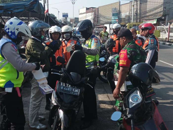 Polisi tilang pemotor yang ramai-ramai lawan arah di Jaktim (dok. Polda Metro)