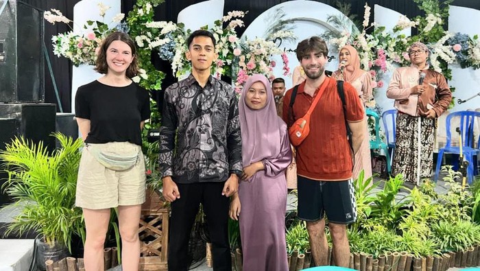 Potret dua bule nyasar sedang foto bersama di acara pernikahan di Kulon Progo, Sabtu (17/2/2024).