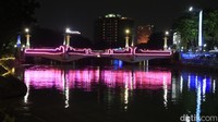 Bagi warga Kota Surabaya pasti tidak asing lagi dengan Jembatan Kalimas ini.Berlokasi di pusat Surabaya, jembatan ini lebih berwarna pada malam hari.